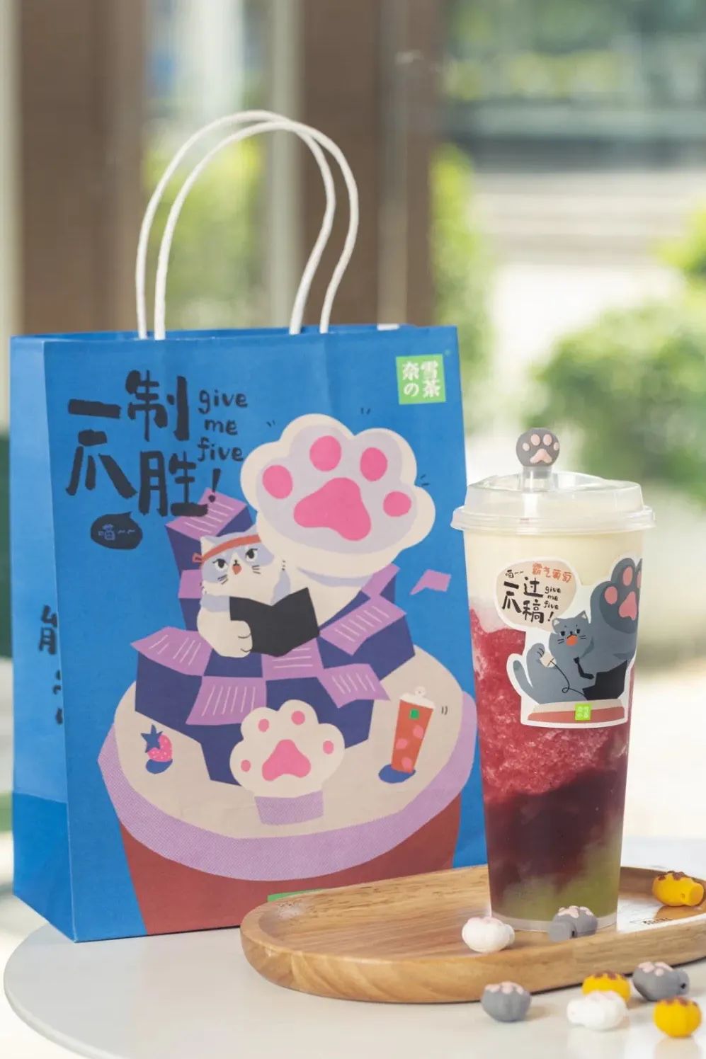 奈雪的茶推出「猫猫爪杯塞」，一“爪”治愈打工人！