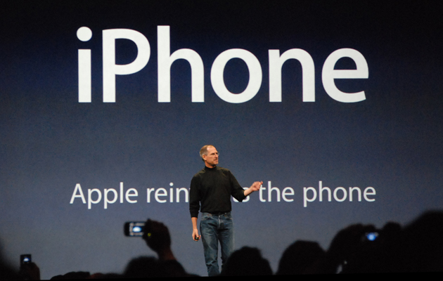 steve_jobs_presents_iphone.jpg